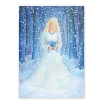 Postkarte Königin Winter von Corinna Schwerdtfeger A6: Königin Winter im weißen, glitzernden Kleid hält eine blaue Kugel im verschneiten blauen Wald