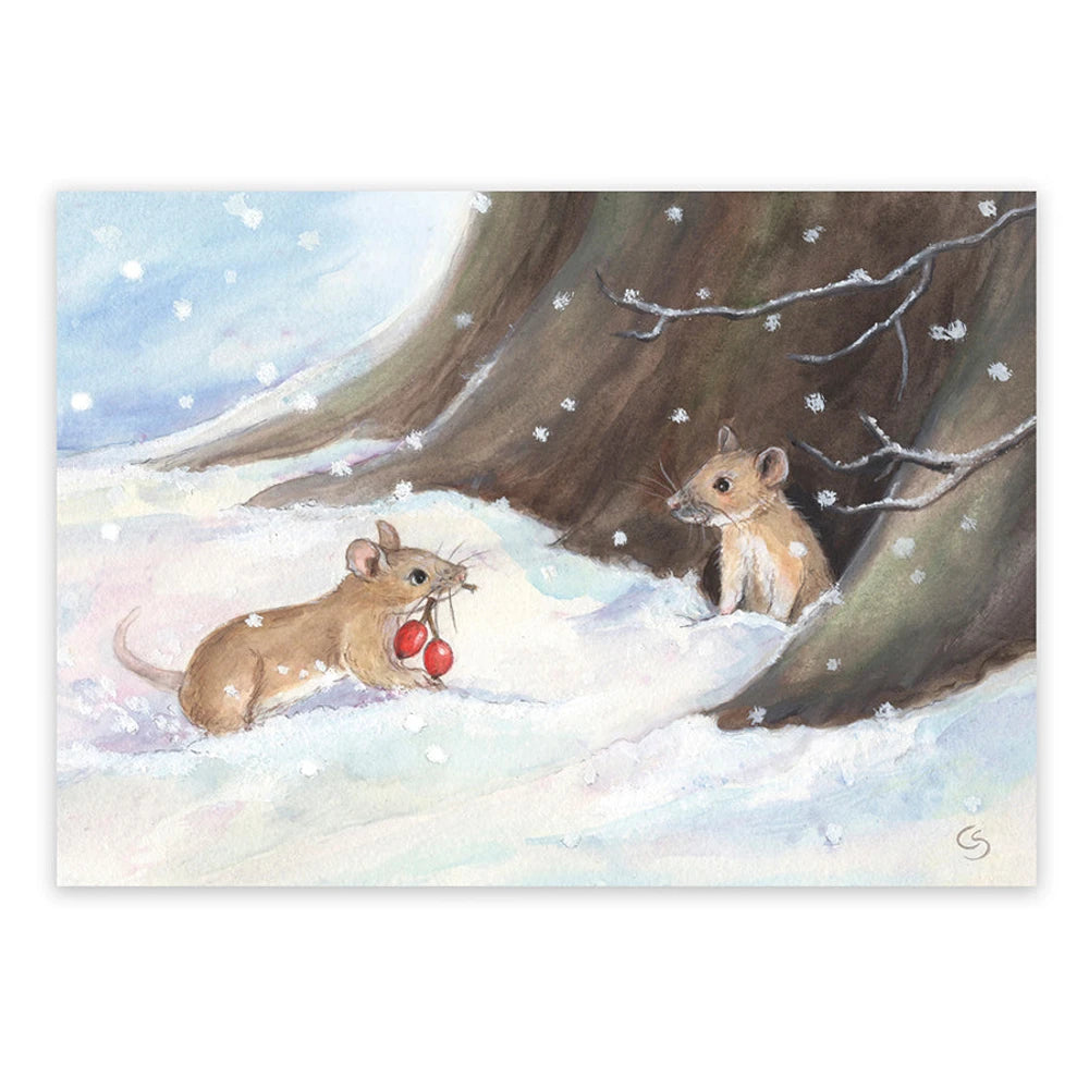 Postkarte Mäusewinter von Corinna Schwerdtfeger A6: zwei Mäuse im Schnee am Fuß eines Baumstamms, eine hält eine rote Beere