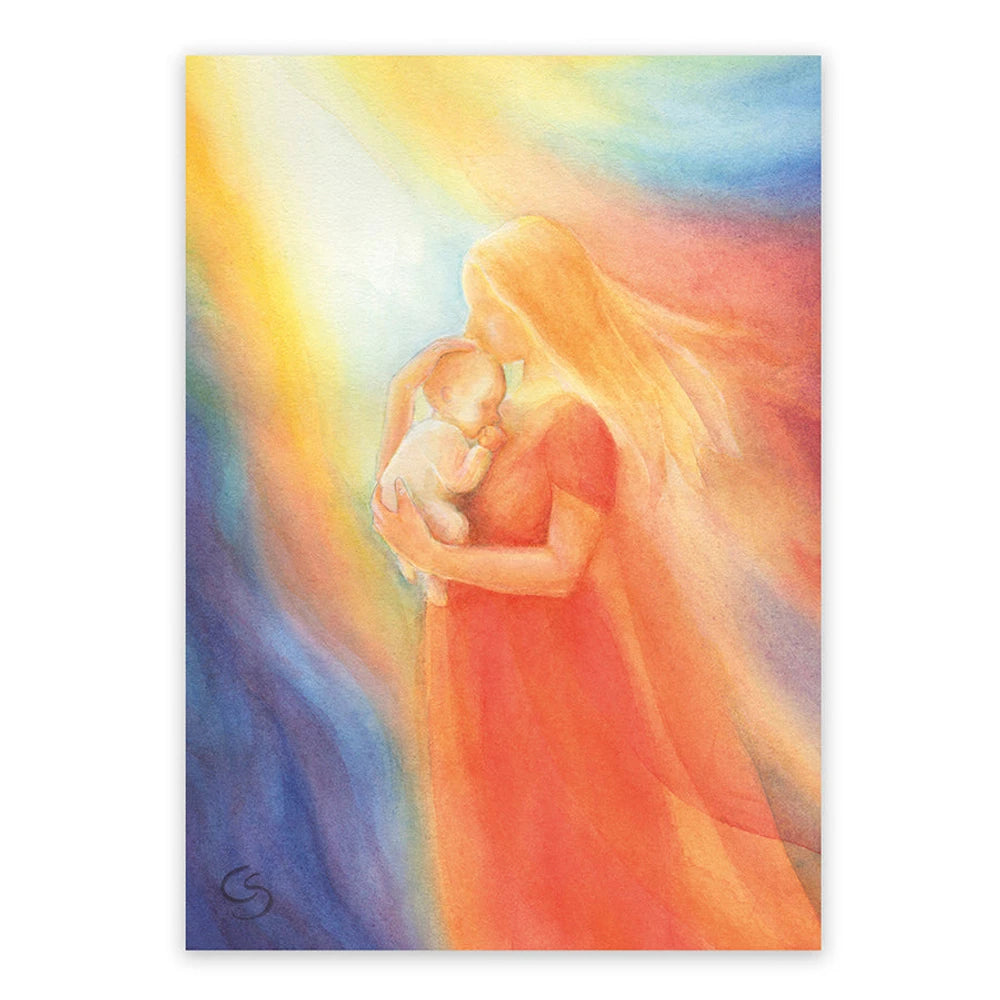 Postkarte Mutter und Kind von Corinna Schwerdtfeger A6: eine Frau im roten Kleid hält ein Baby zärtlich im Arm, umgeben von regenbogenfarbenem Licht