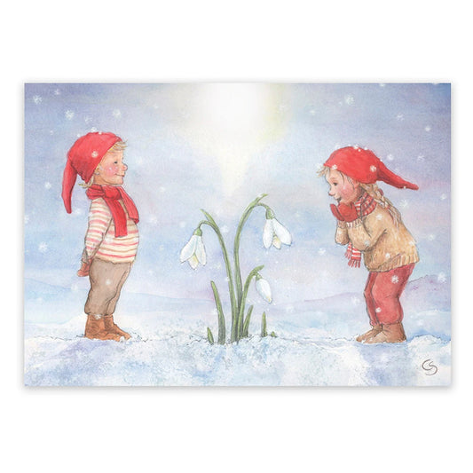 Postkarte Schneeglöckchen von Corinna Schwerdtfeger A6: zwei Wichtelkinder entdecken im Schnee das erste Schneeglöckchen, die Sonne scheint hell