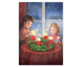 Postkarte Vierter Advent von Corinna Schwerdtfeger A6: zwei Kinder zünden am Fenster die vierte Kerze am Adventskranz an, draußen verschneite Nacht