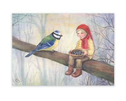 Postkarte Wichtel mit Blaumeise von Corinna Schwerdtfeger A6: ein Wichtel sitzt auf einem Ast und hält einer Blaumeise eine Schale mit Sonnenblumenkernen hin, kahler nebliger Wald