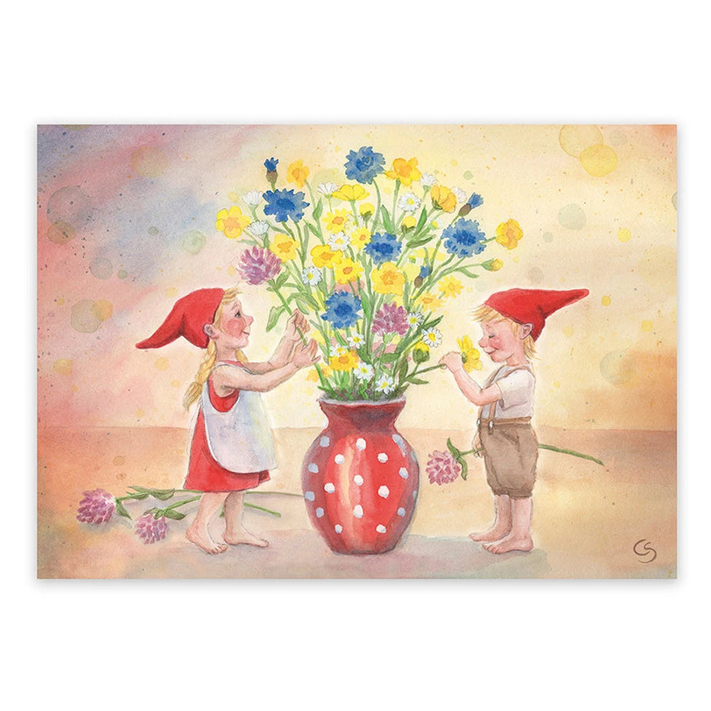 Postkarte Wichtel mit Sommerblumen von Corinna Schwerdtfeger A6: zwei Wichtelkinder richten einen großen Strauß aus Kornblumen und Hahnenfuß in einer roten Punktevase her