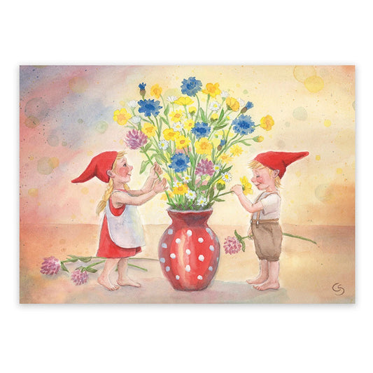 Postkarte Wichtel mit Sommerblumen von Corinna Schwerdtfeger A6: zwei Wichtelkinder richten einen großen Strauß aus Kornblumen und Hahnenfuß in einer roten Punktevase her
