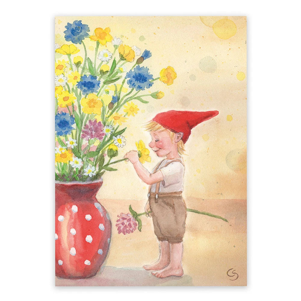 Postkarte Wichteljunge mit Sommerblumen von Corinna Schwerdtfeger A6: ein Wichteljunge schnuppert an einem Strauß aus Kornblumen und Hahnenfuß in einer roten Punktevase
