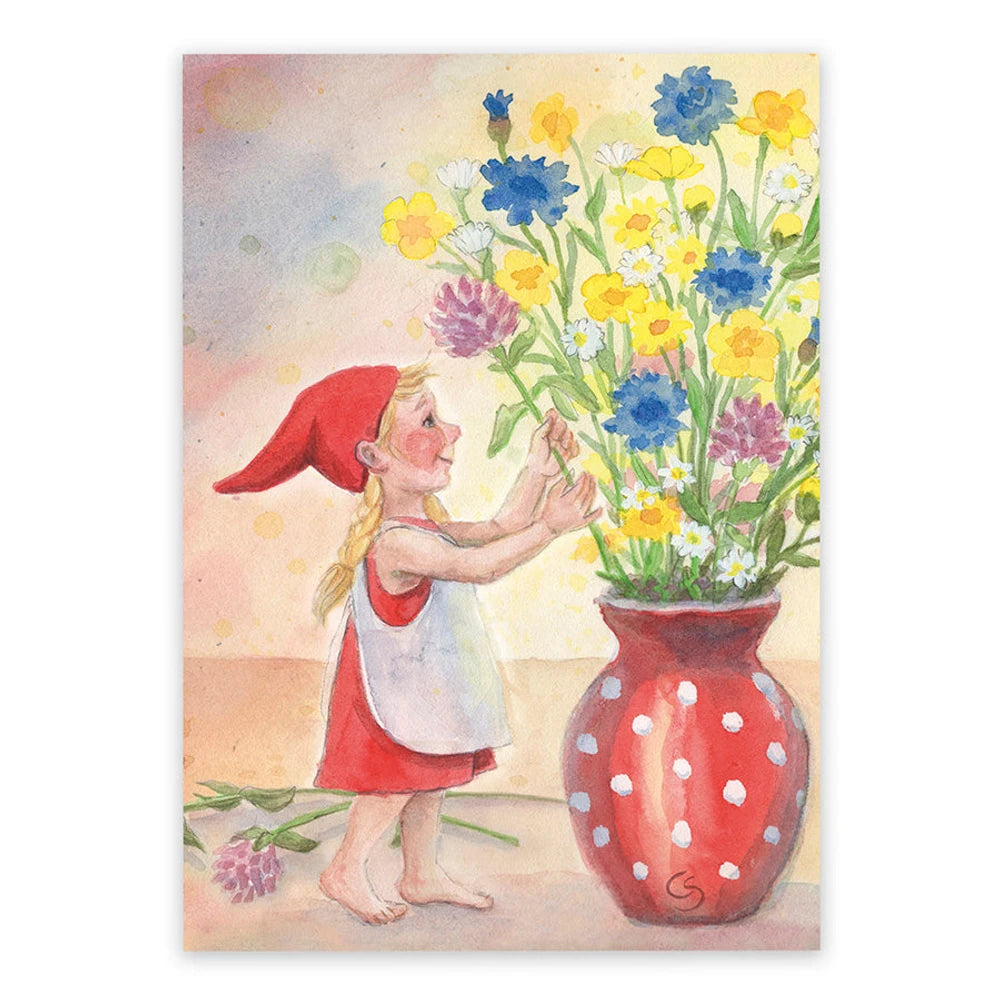 Postkarte Wichtelmädchen mit Sommerblumen von Corinna Schwerdtfeger A6: ein Wichtelmädchen steckt Kornblumen, Hahnenfuß und Kleeblüten in eine rote Punktevase