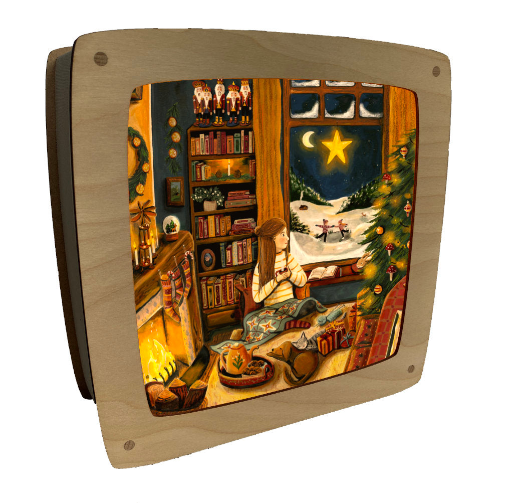 Motiv Gemütliche Weihnachten von Esther Bennink für die magische Lampe: Gemütliches Zimmer mit Kamin, Bücherregal und Tannenbaum, draußen Schlittschuhläufer