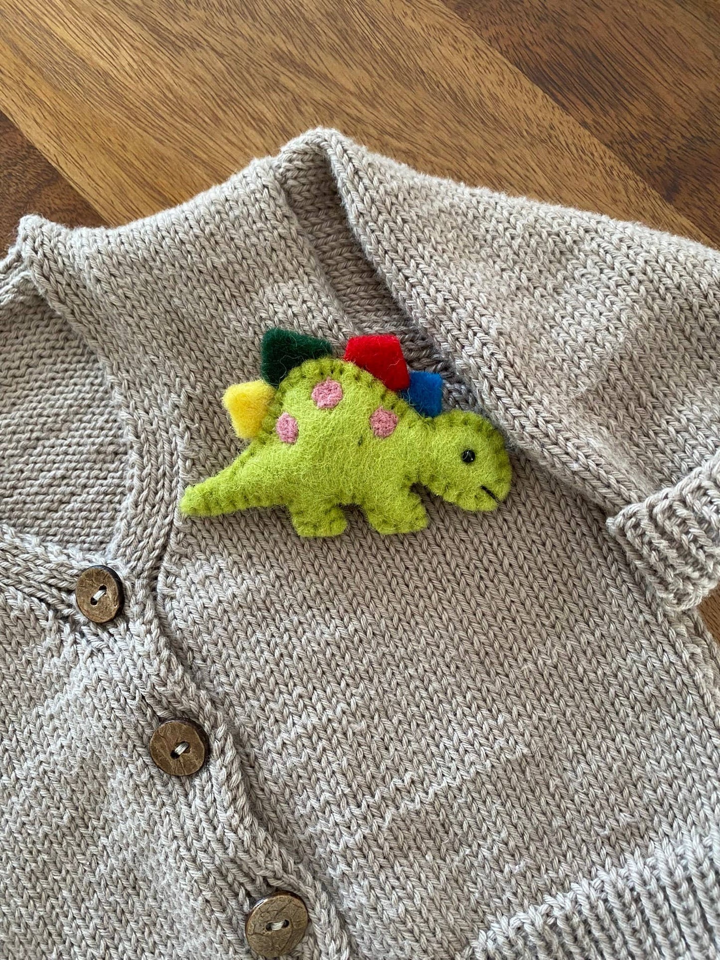 Filzanstecker - Dinosaurier Stegosaurus - hellgrün