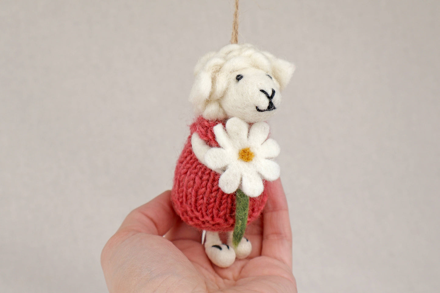Filzanhänger - Schaf mit Blume