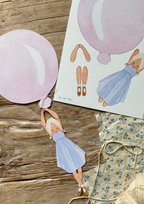 Bastelbogen Mobile Mädchen mit rosa Ballon von Tall Hat Tales, Bogen und ausgeschnittenes Mädchen am rosa Ballon auf Holz