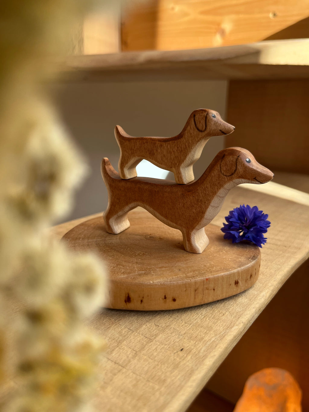 Holzfigur Dackel klein von HolzWald mit weiteren HolzWald Figuren, Foto