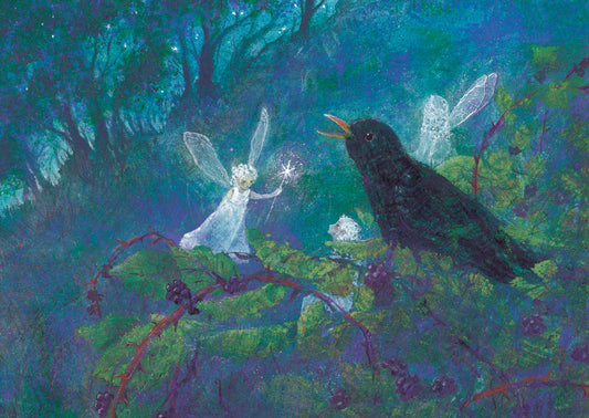Postkarte Amsel und Elfe von Daniela Drescher A6, zwei leuchtende Elfen mit einer Amsel in einem Brombeerstrauch im dunklen Wald