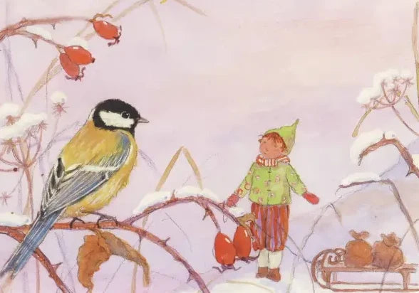 Postkarte Zwergenland – Meise im Schnee von Daniela Drescher: kleiner Zwerg mit Schlitten und Kohlmeise auf verschneitem Hagebuttenzweig