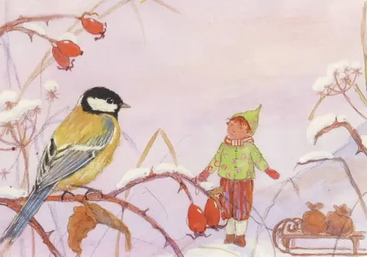 Postkarte Zwergenland – Meise im Schnee von Daniela Drescher: kleiner Zwerg mit Schlitten und Kohlmeise auf verschneitem Hagebuttenzweig
