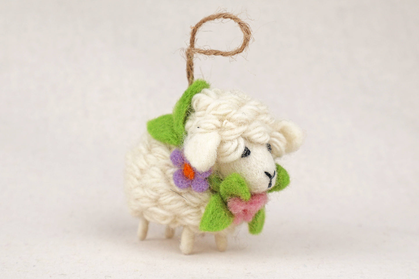 Filanzanhänger - Schaf mit Blumenkranz - weiß