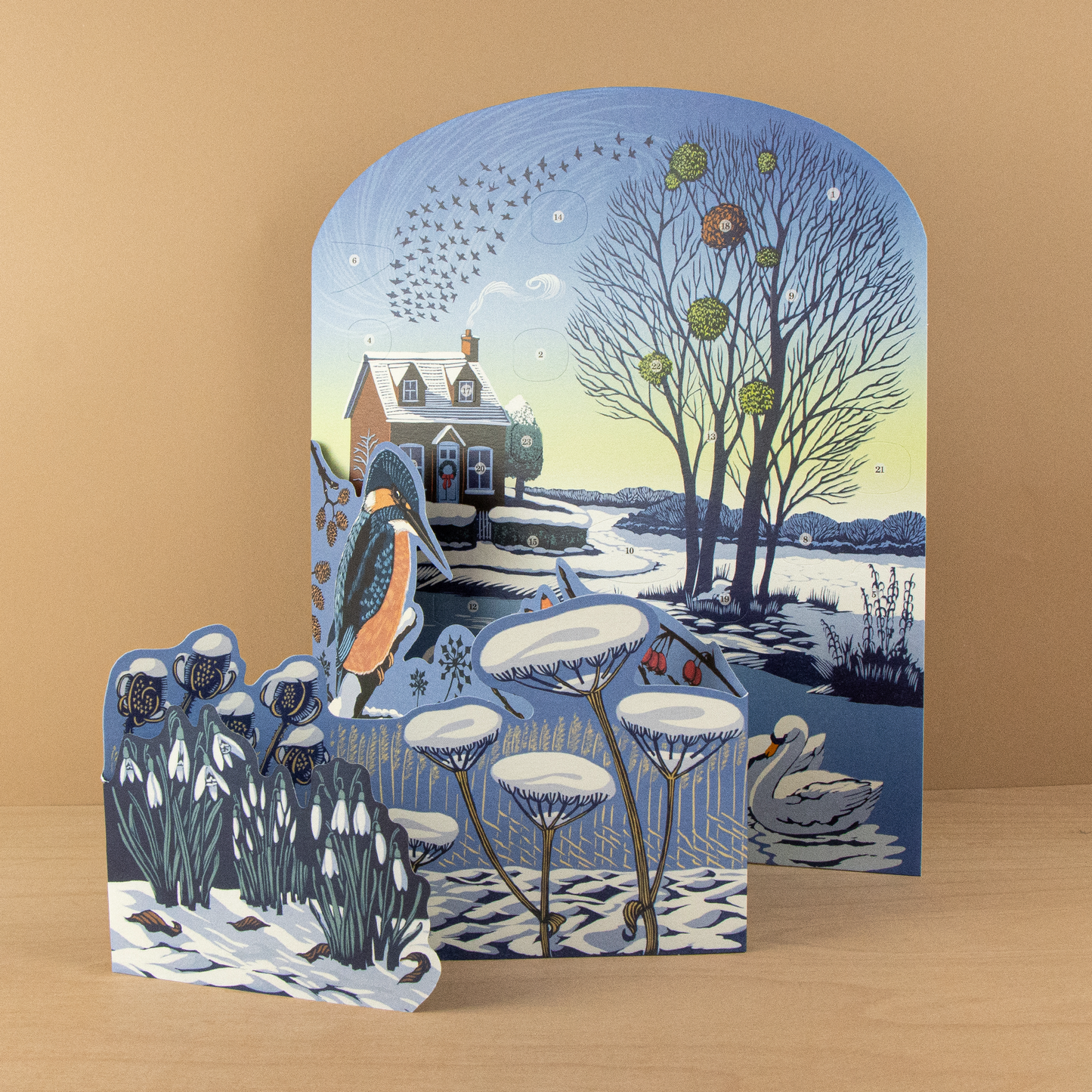 Adventskalender am winterlichen Flussufer