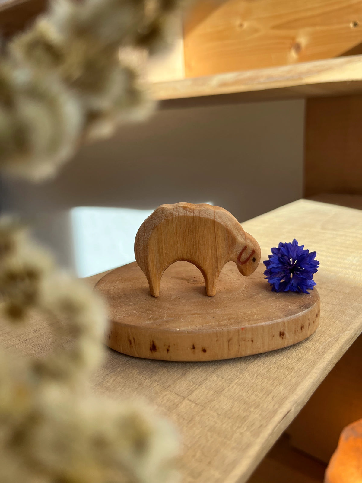 Holzfigur Schaf grasend von Decor Spielzeug aus Erlenholz