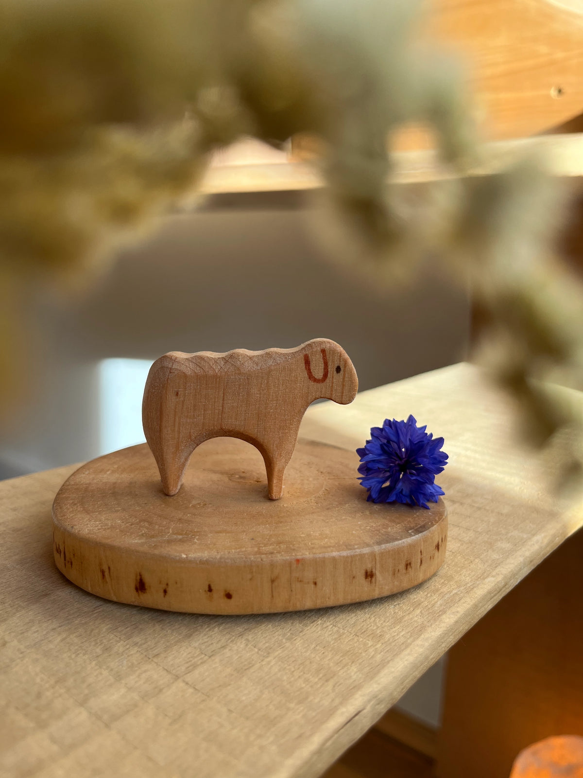 Holzfigur Schaf stehend von Decor Spielzeug aus Erlenholz