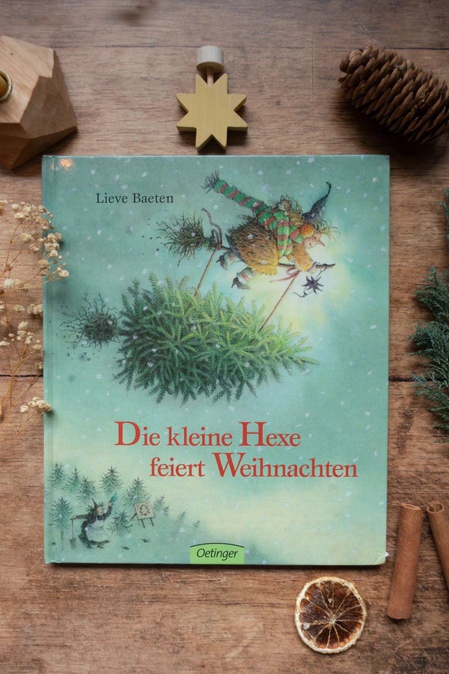 Bilderbuch Die kleine Hexe feiert Weihnachten von Lieve Baeten, Cover