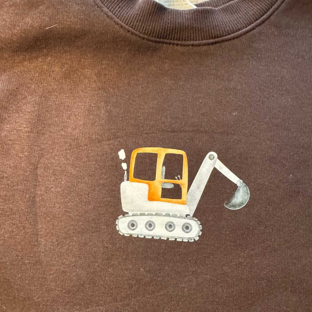 Bügelbild Bagger von doerrtoparadise aufgebügelt auf einem braunen Pullover
