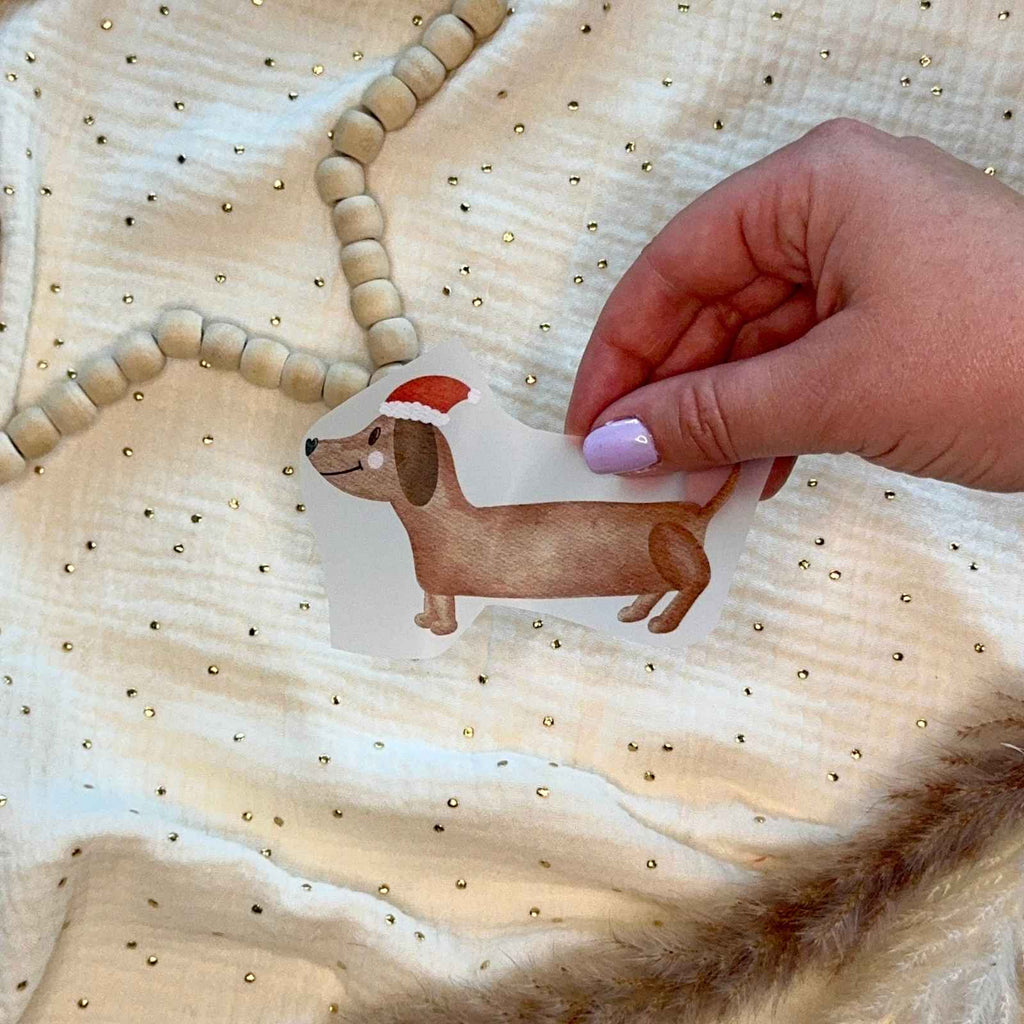 Bügelbild Dackel Weihnachten von doerrtoparadise in der Hand gehalten
