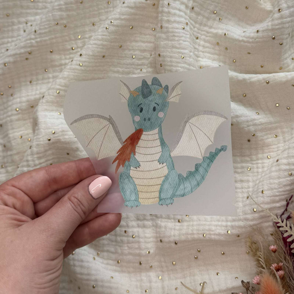 Bügelbild Drache von doerrtoparadise in der Hand gehalten