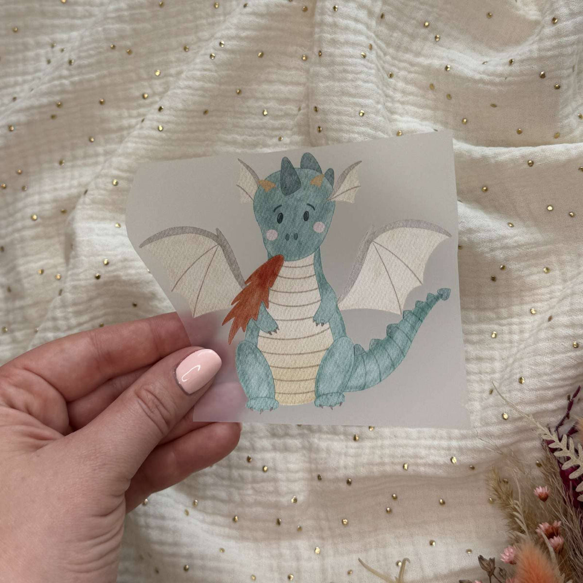 Bügelbild Drache von doerrtoparadise in der Hand gehalten