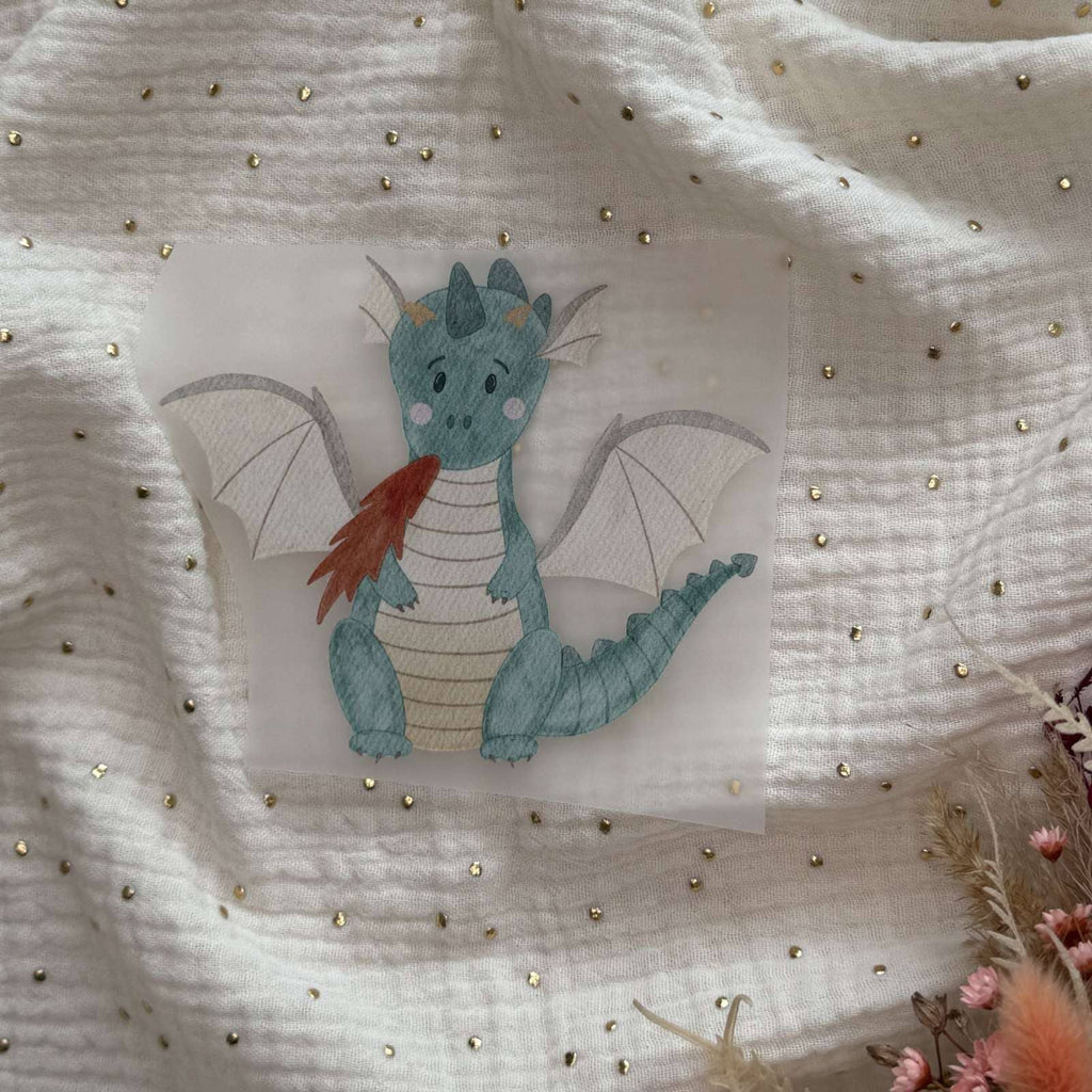 Bügelbild Drache von doerrtoparadise, türkisgrüner Drache, der Feuer speit