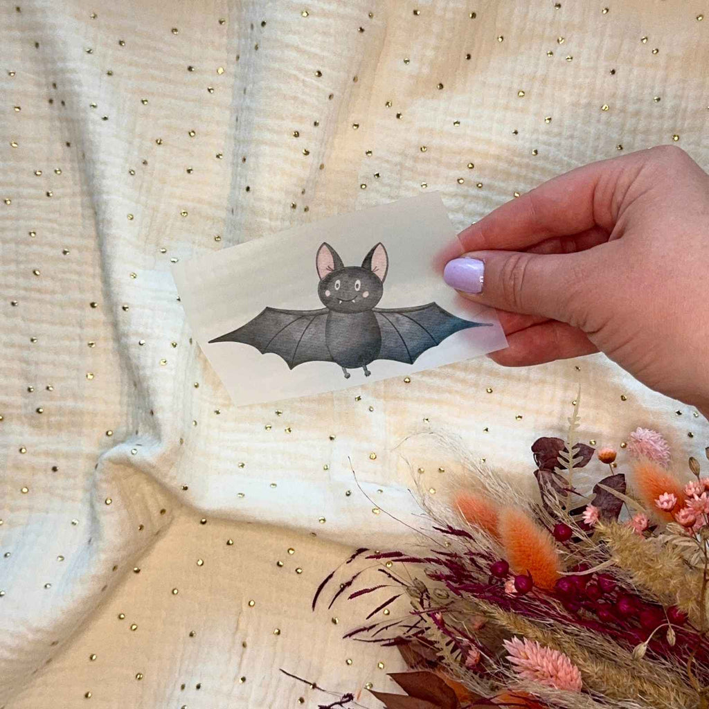 Bügelbild Fledermaus von doerrtoparadise in der Hand gehalten
