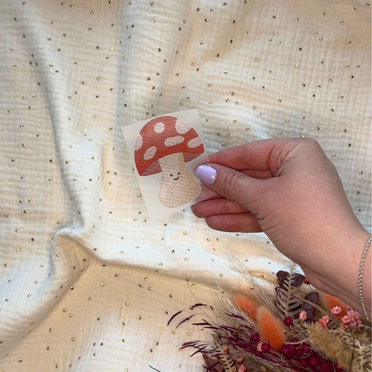 Bügelbild Fliegenpilz von doerrtoparadise in der Hand gehalten