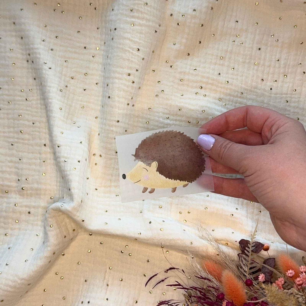 Bügelbild Igel von doerrtoparadise in der Hand gehalten