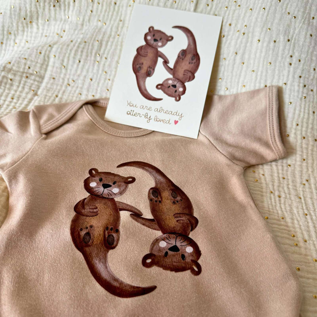 Bügelbild Otter von doerrtoparadise aufgebügelt auf einem rosa Babybody