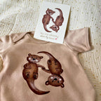 Bügelbild Otter von doerrtoparadise aufgebügelt auf einem rosa Babybody