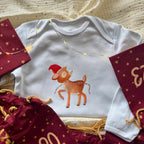 Bügelbild Reh Weihnachten von doerrtoparadise aufgebügelt auf einem weißen Babybody