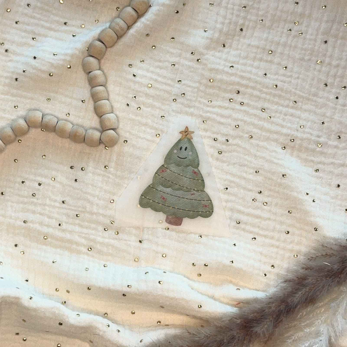 Bügelbild Tannenbaum von doerrtoparadise, kleine Tanne mit Stern und Gesicht