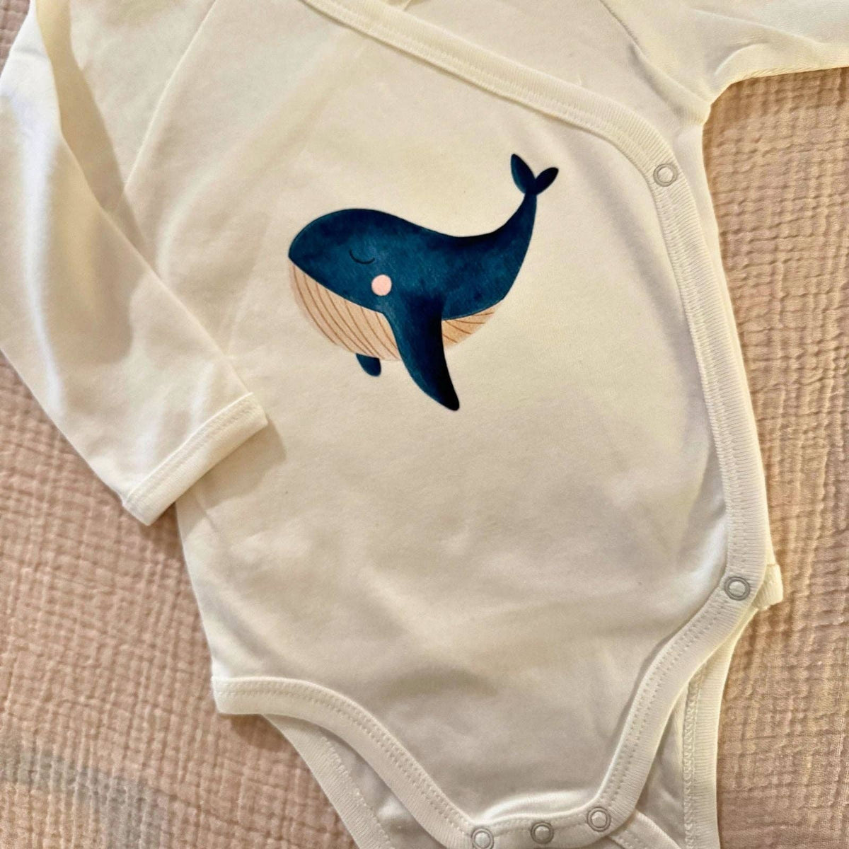 Bügelbild Wal von doerrtoparadise aufgebügelt auf einem cremefarbenen Babybody