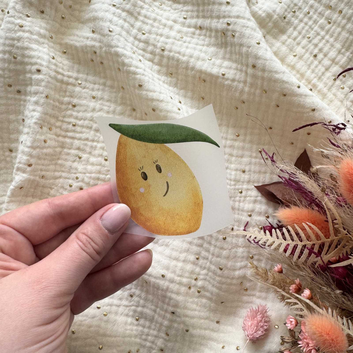 Bügelbild Zitrone von doerrtoparadise, Zitrone mit Gesicht in der Hand gehalten