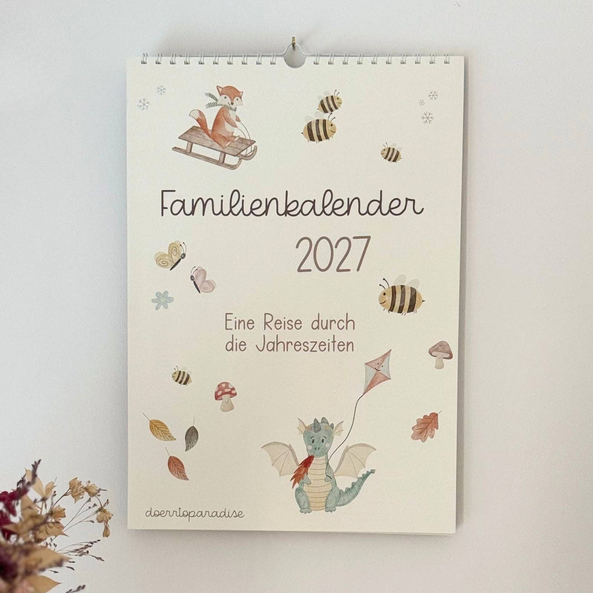 Familienkalender 2027 von doerrtoparadise A4, Titelblatt „Eine Reise durch die Jahreszeiten“ mit Drache, Bienen und Herbstblättern in Aquarell