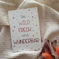 Postkarte zur Geburt „Sei wild, frech und wunderbar“ von doerrtoparadise A6, Schriftzug mit rosa Punkten