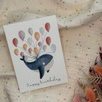 Postkarte Geburtstag Wal von doerrtoparadise A6, Wal mit bunten Luftballons und Happy Birthday