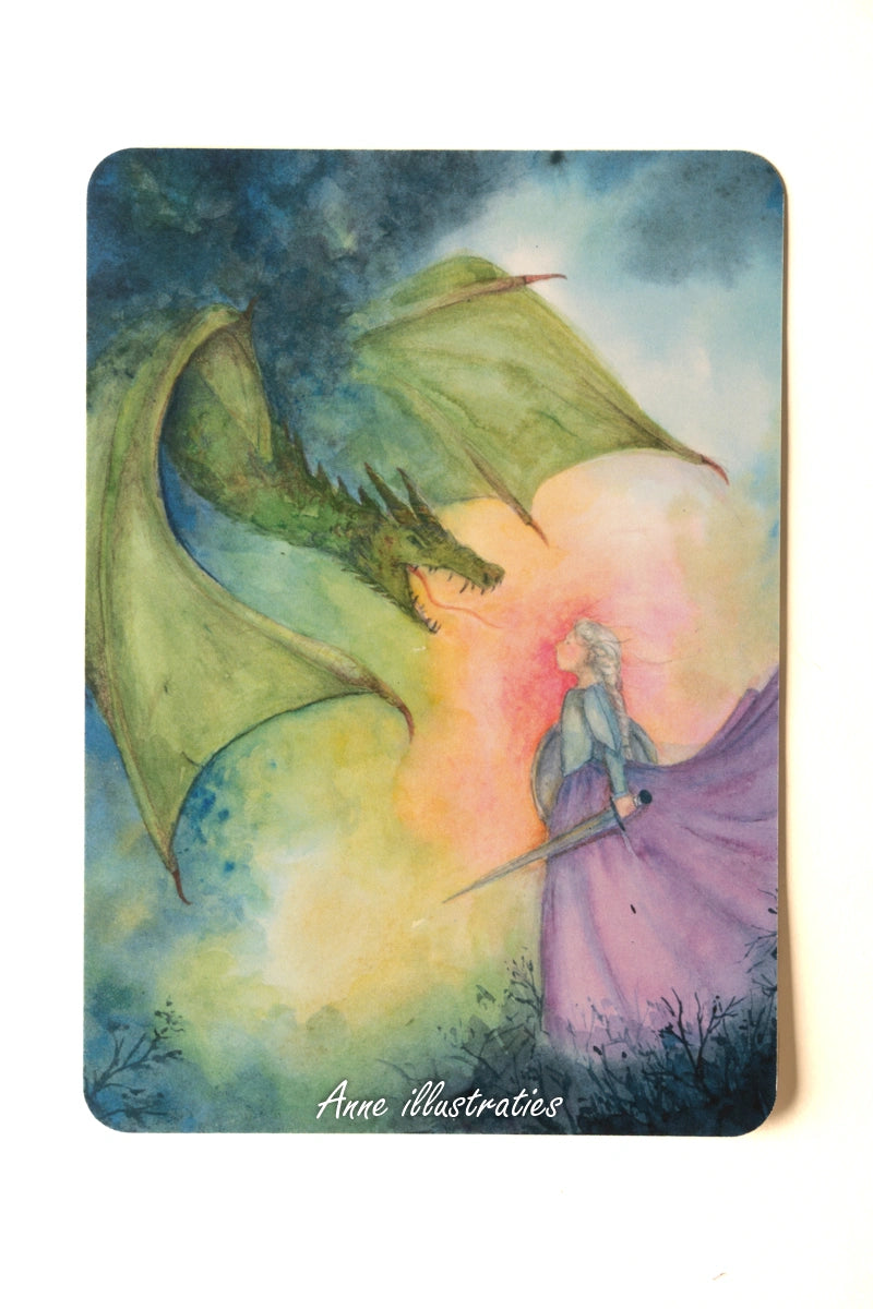 Kunstdruck Drachenkampf von Anne Gies A5, Kunstdruck mit Gestalt im violetten Umhang vor einem grünen Drachen