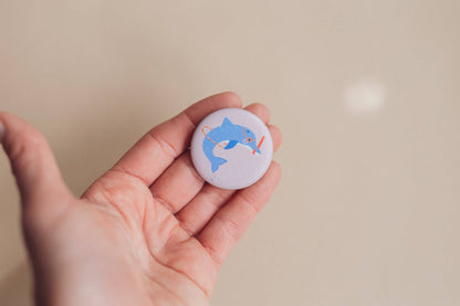 Button - Delfin - Ich habe viele Talente