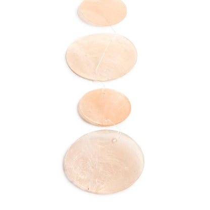 Windspiel mit kleinen Capiz-Kreisen