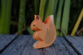 Holzfigur Eichhörnchen von HolzWald, rotbraun mit buschigem Schwanz