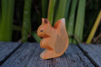 Holzfigur Eichhörnchen von HolzWald, rotbraun mit buschigem Schwanz