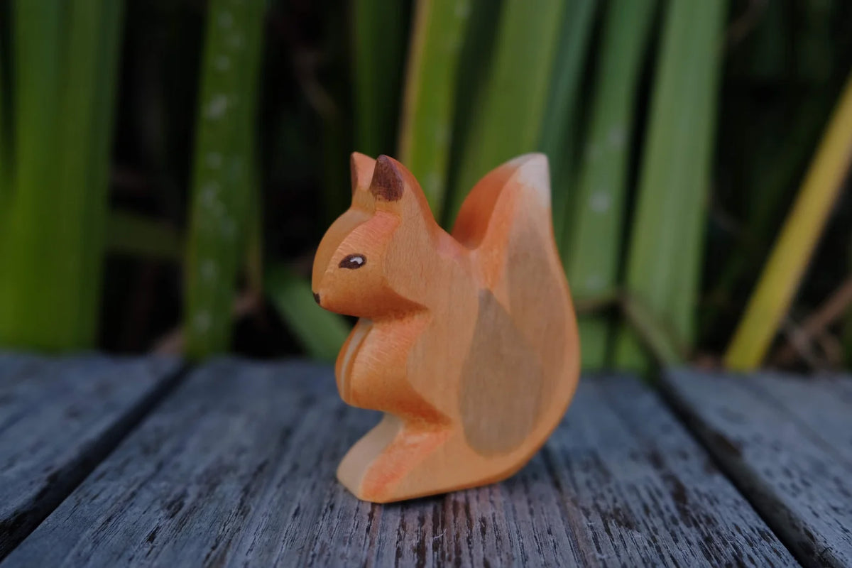 Holzfigur Eichhörnchen von HolzWald, rotbraun mit buschigem Schwanz