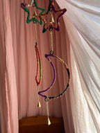 Windspiel Mond und Stern von El Puente, Windspiel mit Mond und Stern aus buntem Sari-Stoff am Fenster