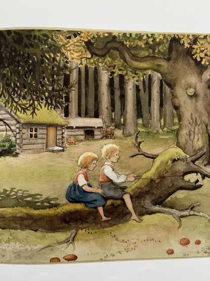 Drachenflug ins Märchenland von Elsa Beskow, Innenseite mit Kaj und Kajsa auf dem bemoosten Baumstamm vor dem Haus im Wald, Foto