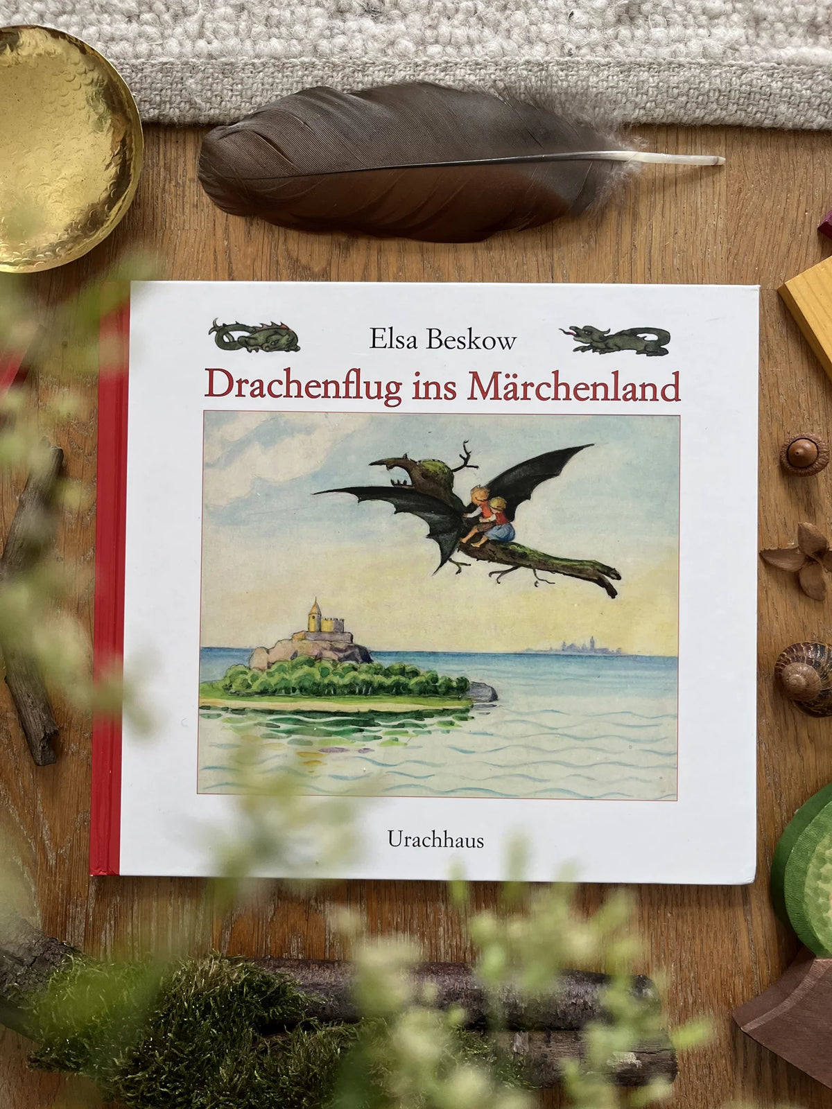 Drachenflug ins Märchenland von Elsa Beskow, gebrauchtes Bilderbuch von Urachhaus, Cover mit Kindern auf dem Baumdrachen über dem Meer, Foto