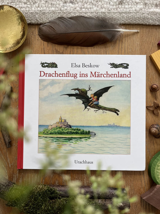 Drachenflug ins Märchenland von Elsa Beskow, gebrauchtes Bilderbuch von Urachhaus, Cover mit Kindern auf dem Baumdrachen über dem Meer, Foto